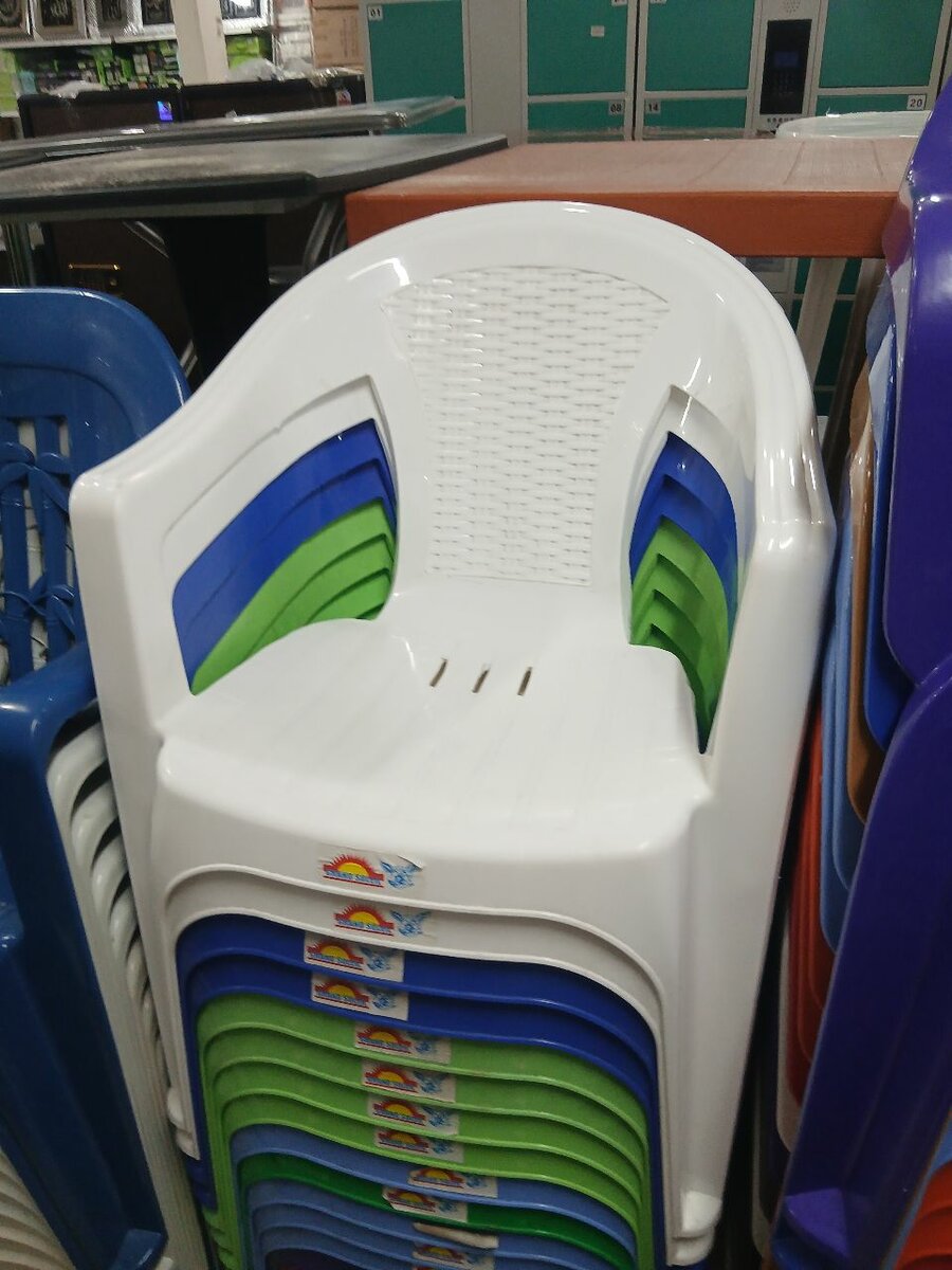 Chaise en plastique empilable