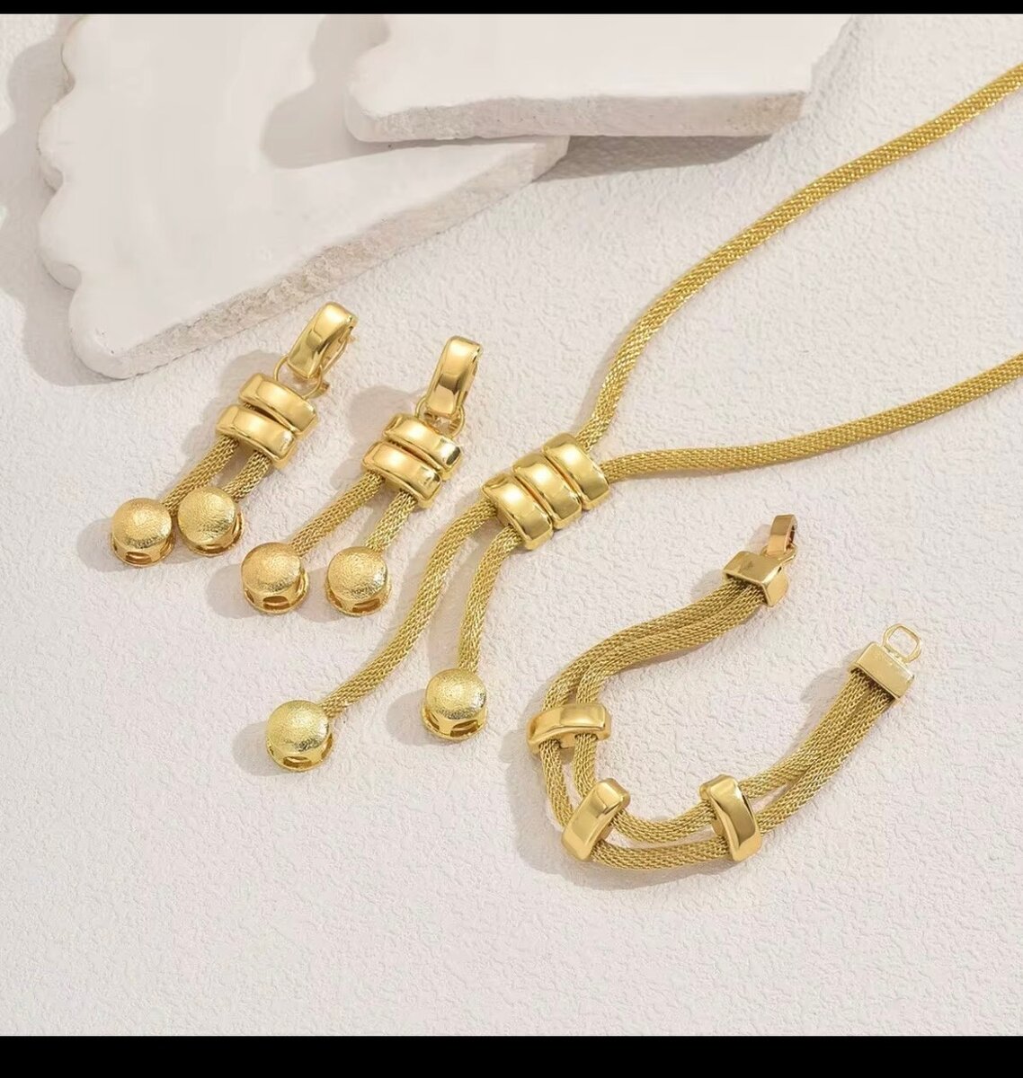 Ensemble élégant en or