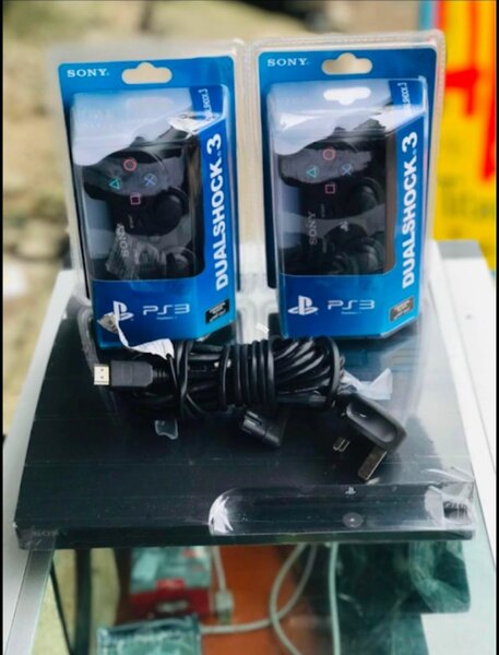 Console PS3 Sony avec manettes