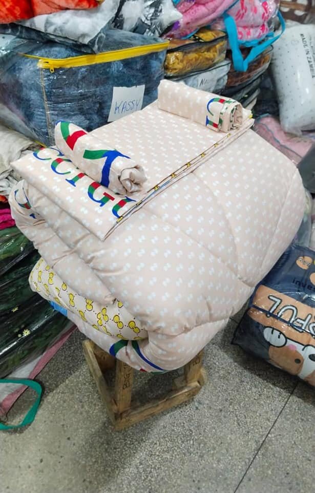 1 Duvet ,2 pillow cases and 1 flat sheet with print