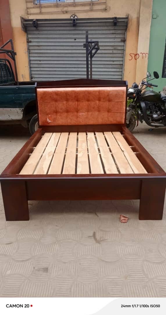 Lit simple en bois moderne