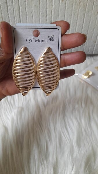 Boucles d'oreilles dorées élégantes