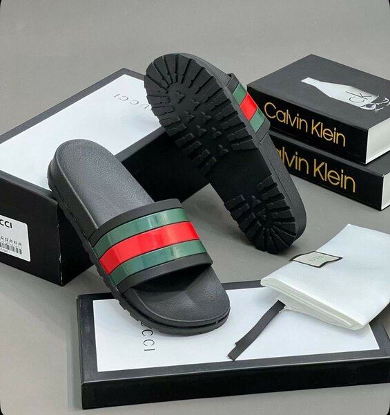 Tongs à rayures élégantes