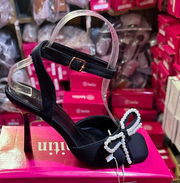 Sandales à talons brillantes