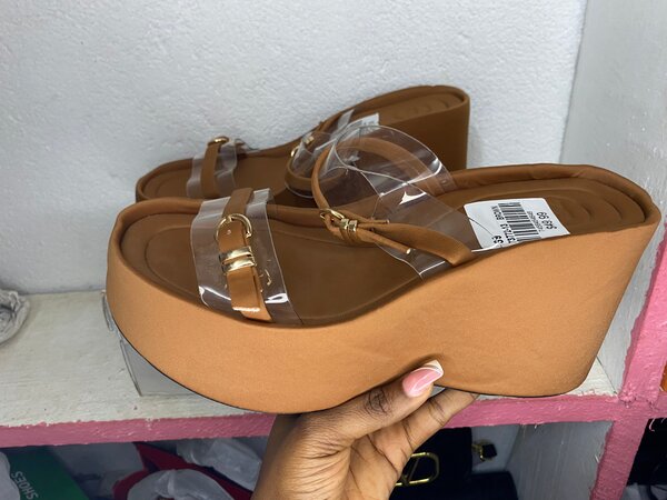 Sandales compensées transparentes