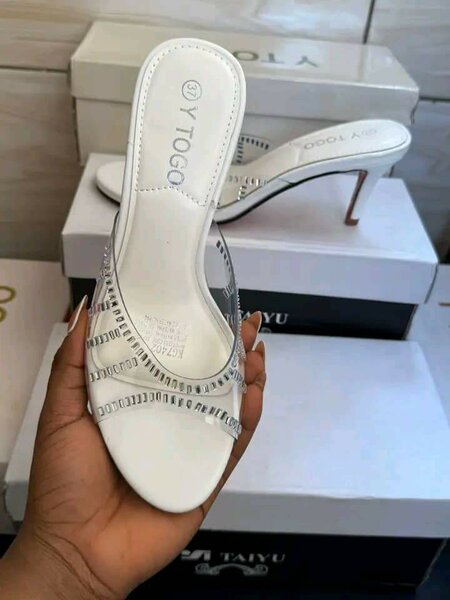 Sandales à talons brillants