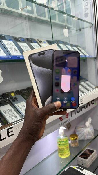 iPhone 15 Pro Max 256go quasi