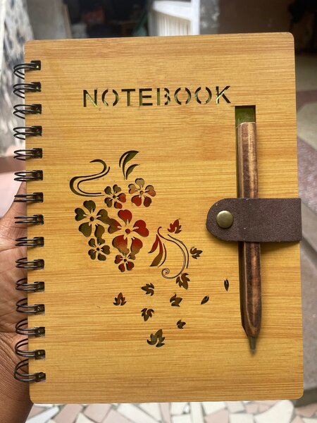 Carnet en bois avec stylo