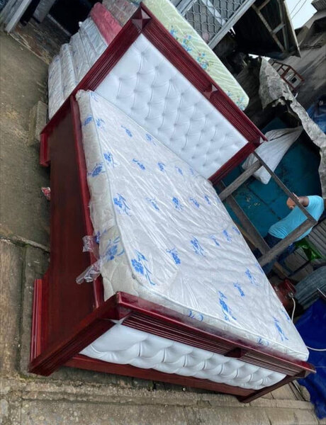 Lit double en bois élégant