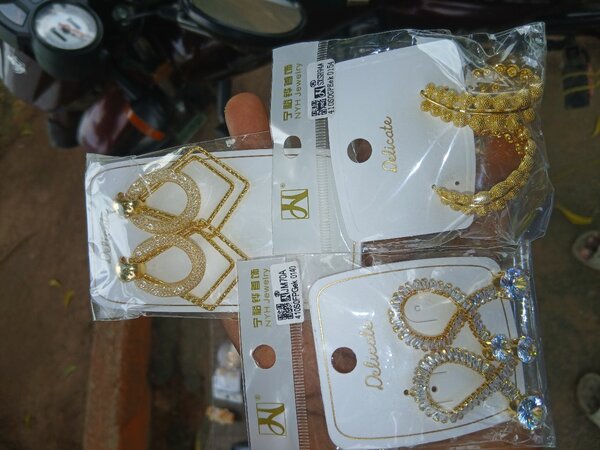 Boucles d'oreilles pendantes dorées