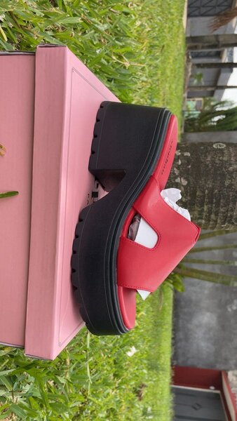 Sandales tendance avec boucles élégantes