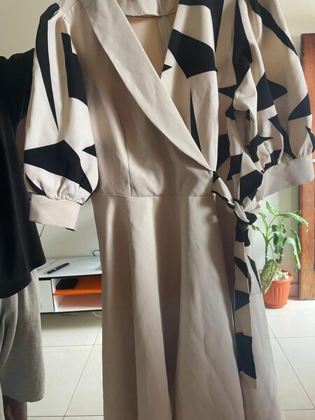 Robe élégante à manches bouffantes