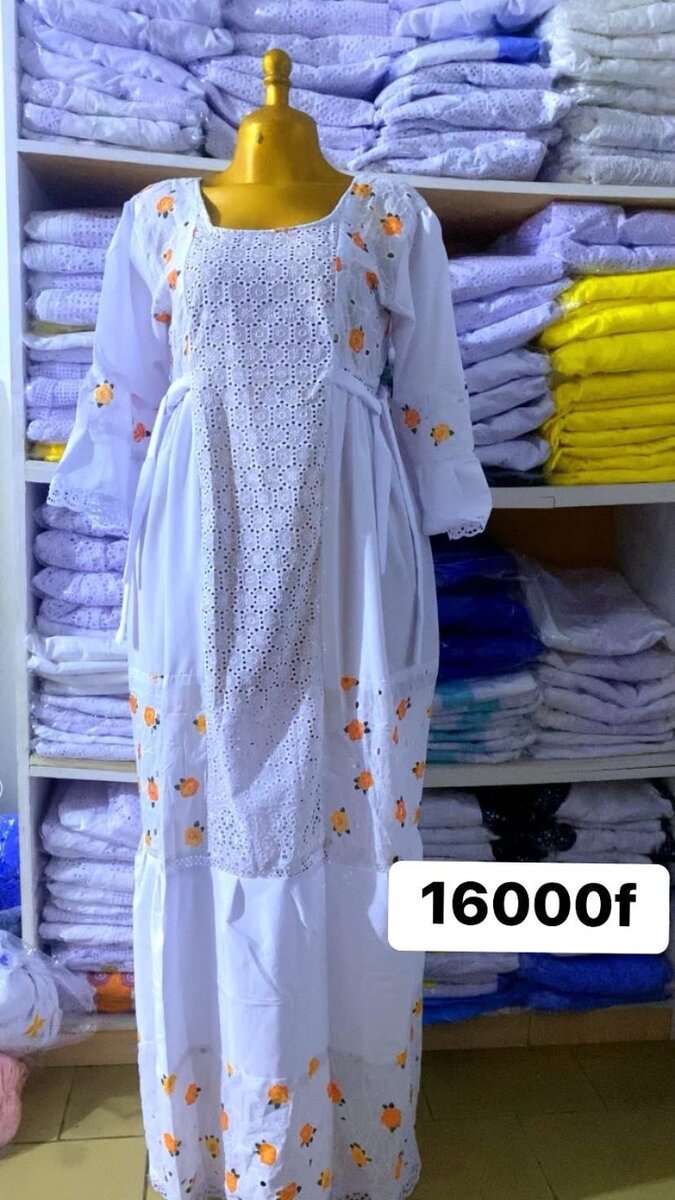 Robe longue brodée en dentelle