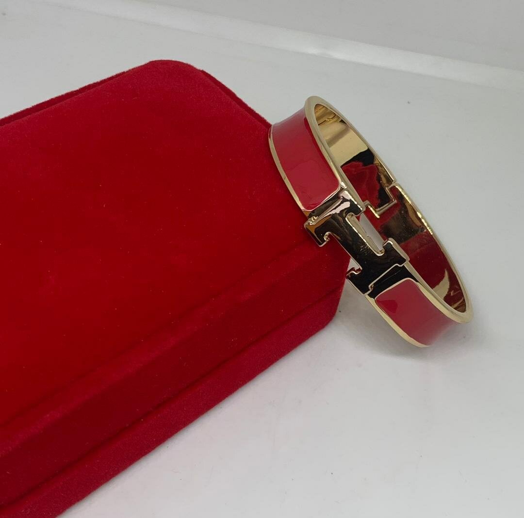 Gourmette femme avec un jolie coffret