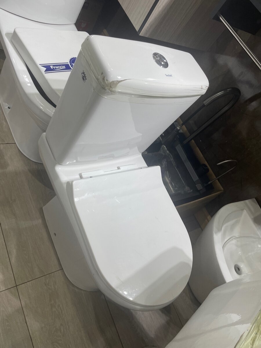 SLIM CISTERN WATER CLOSET