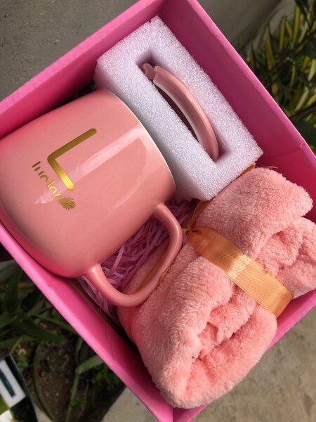 Prepackaged cup gift set