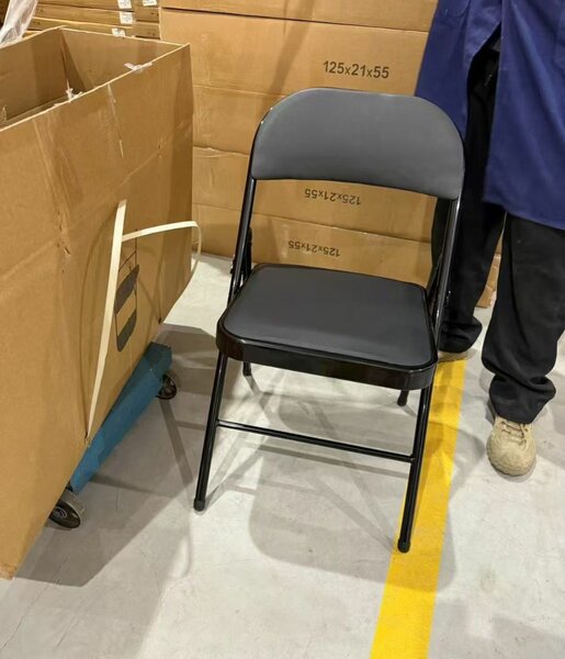 Chaise pliante noire pratique