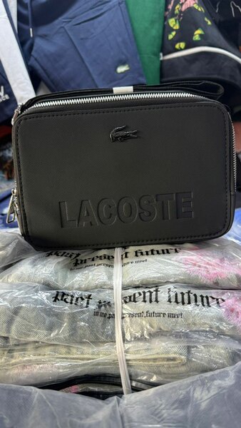Sacoche Lacoste élégante