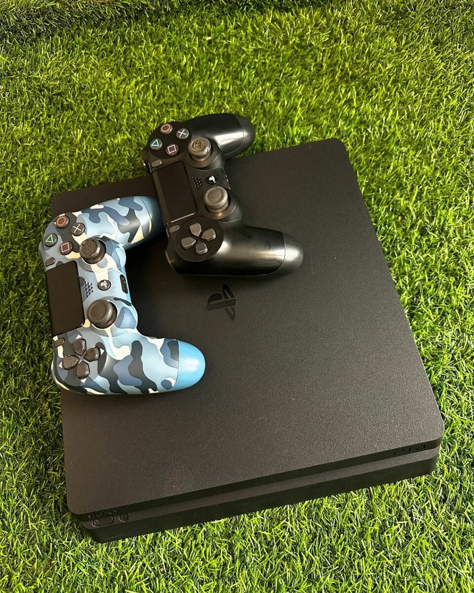 PS4 Slim 1TB Storage [8 More Games 2 Controller]