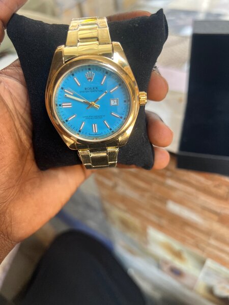 Montre en or avec cadran bleu