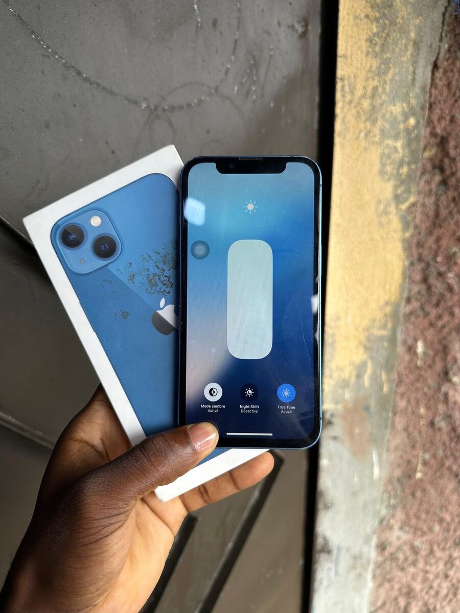 Smartphone bleu dernier modèle