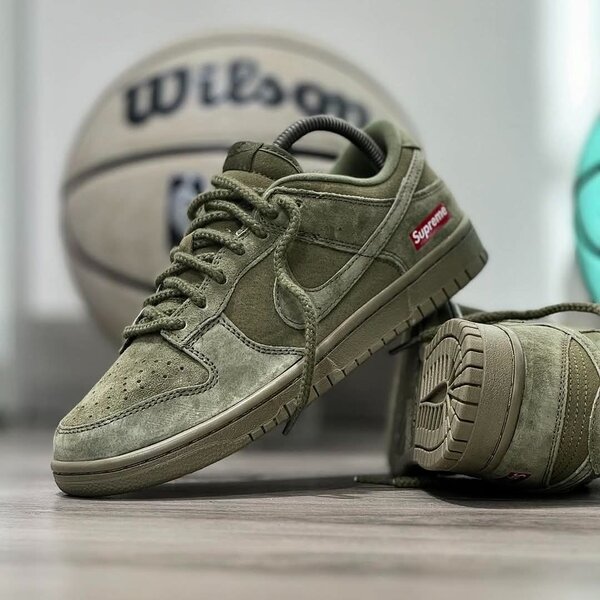 Dunk Low x Suprême