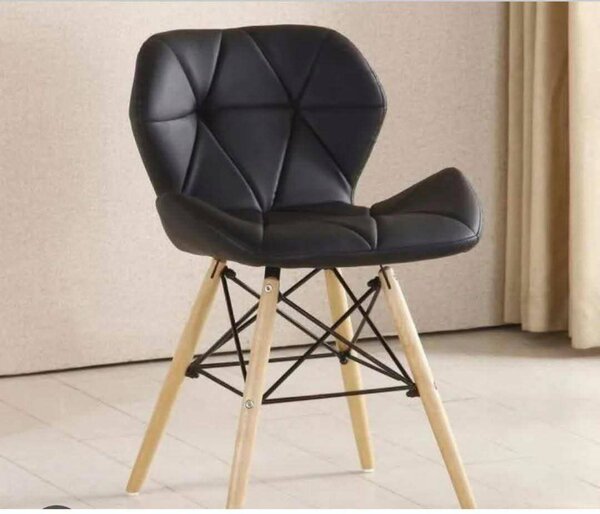 Table ronde en verre avec chaises modernes