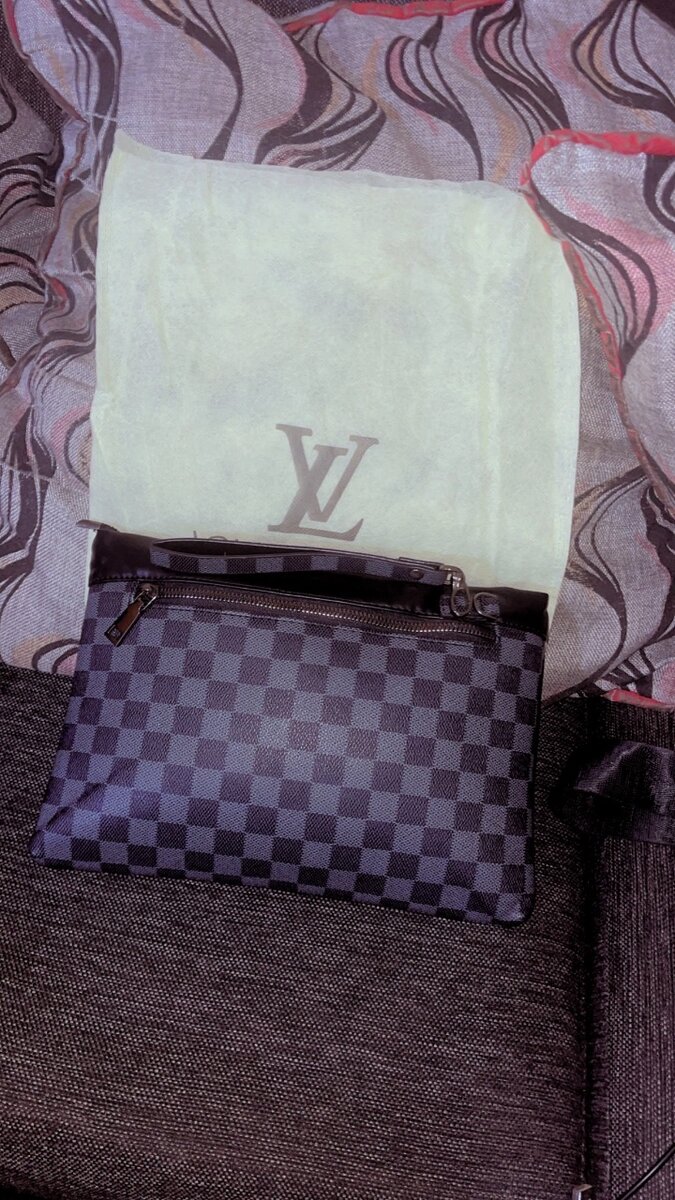 Pochette en cuir à carreaux