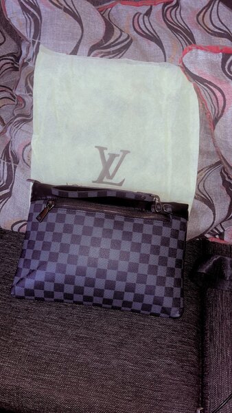 Pochette en cuir à carreaux