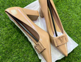 Chaussures à talons épais avec un carré sur le bout, beige