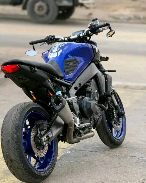 Moto sportive puissante bleue