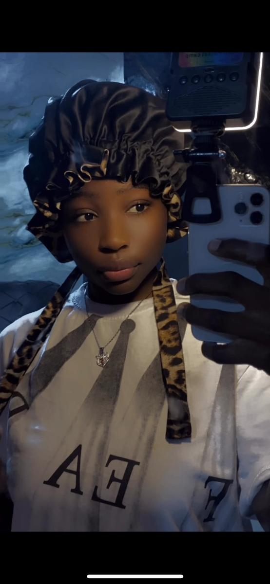 Bonnet de soin en satin élégant