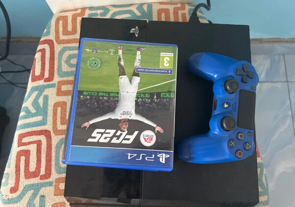 Console PS4 avec manette