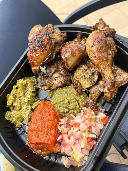 Poulet grillé avec accompagnements