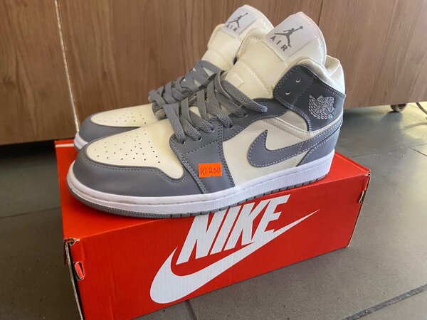 QUALITY NIKES IN BOX SIZE 7.5UK