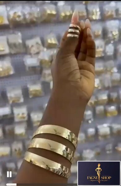 Bracelets dorés élégants