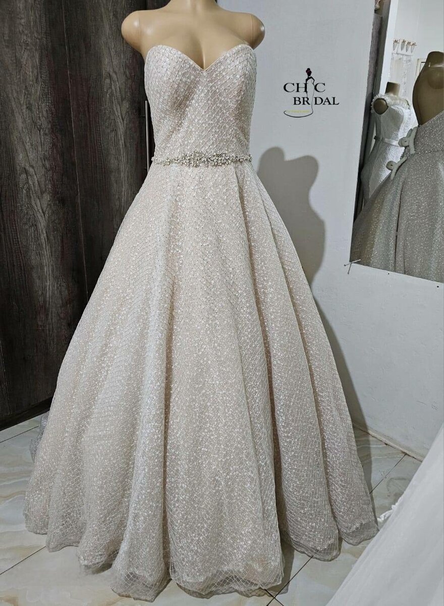 Luxury wedding dress