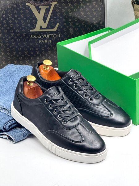 CLARKS BLACK AND WHITE