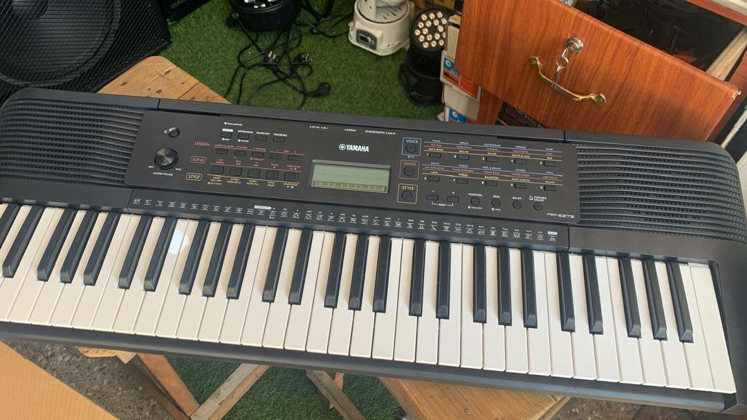 PSR- E 273 Yamaha keyboard