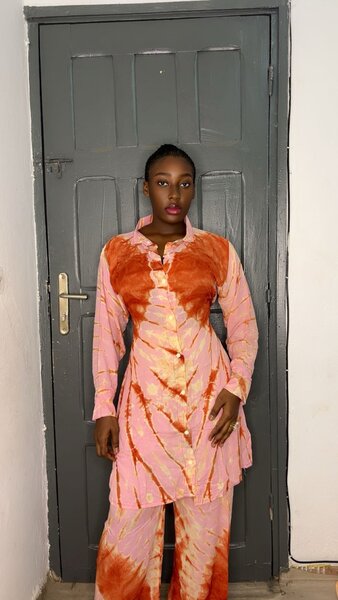 Tenue élégante colorée femme