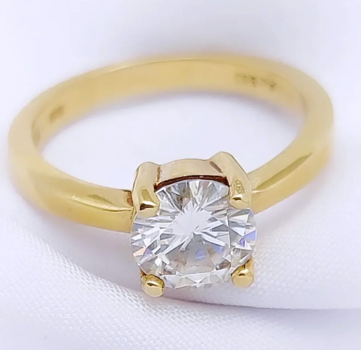 Кольцо с бриллиантом,в желтом золоте