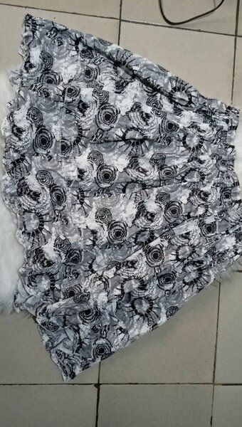 Jupe volan en dentelle florale