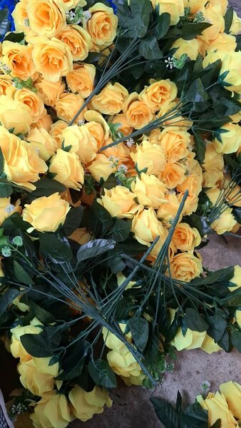 Roses artificielles colorées