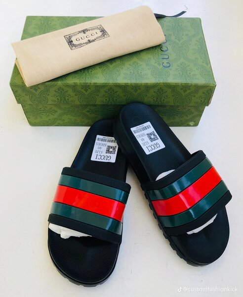 Sandales rayées élégantes homme