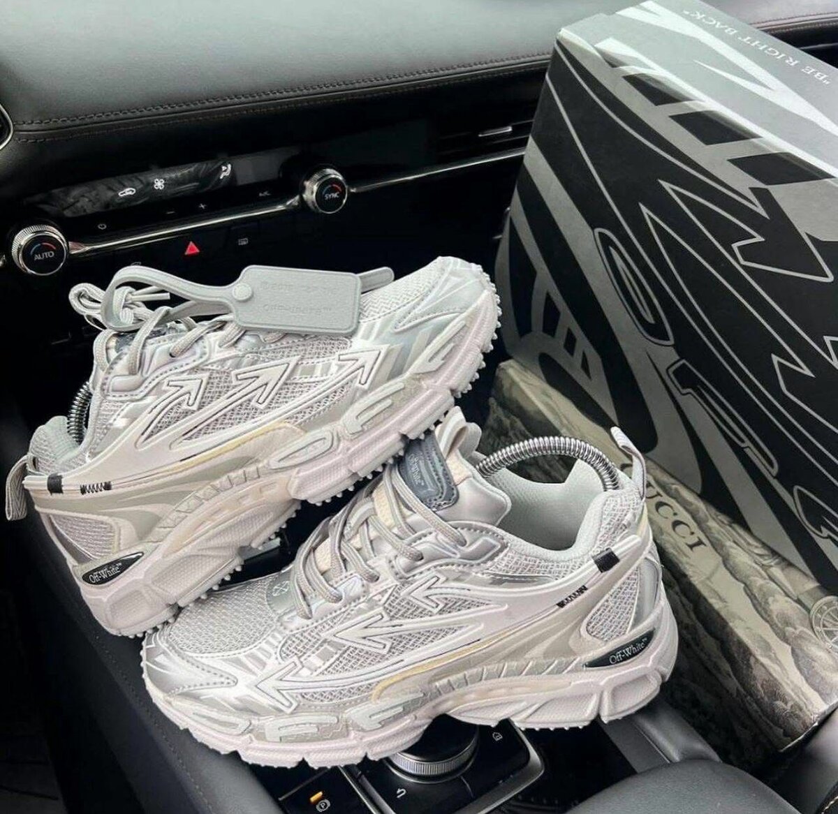 Disponible OFF WHITE