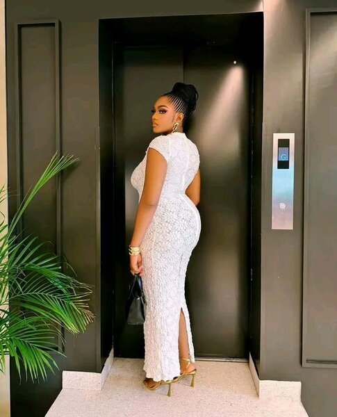 Robe en dentelle blanche élégante