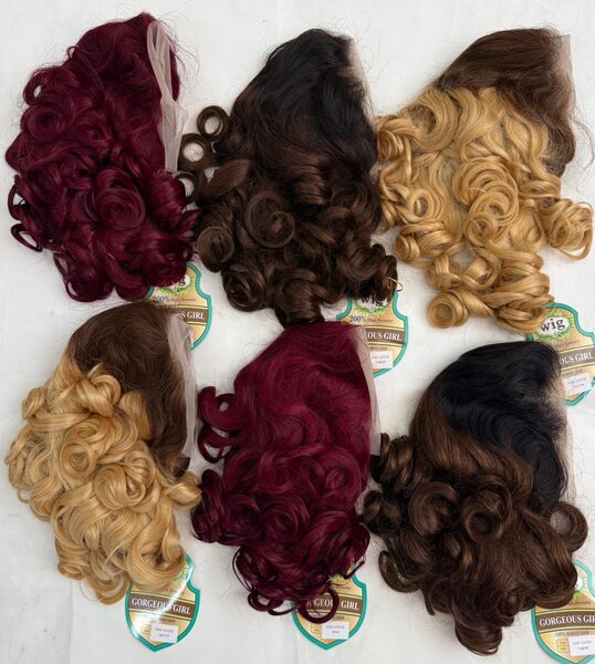 Perruque bouclée en dentelle