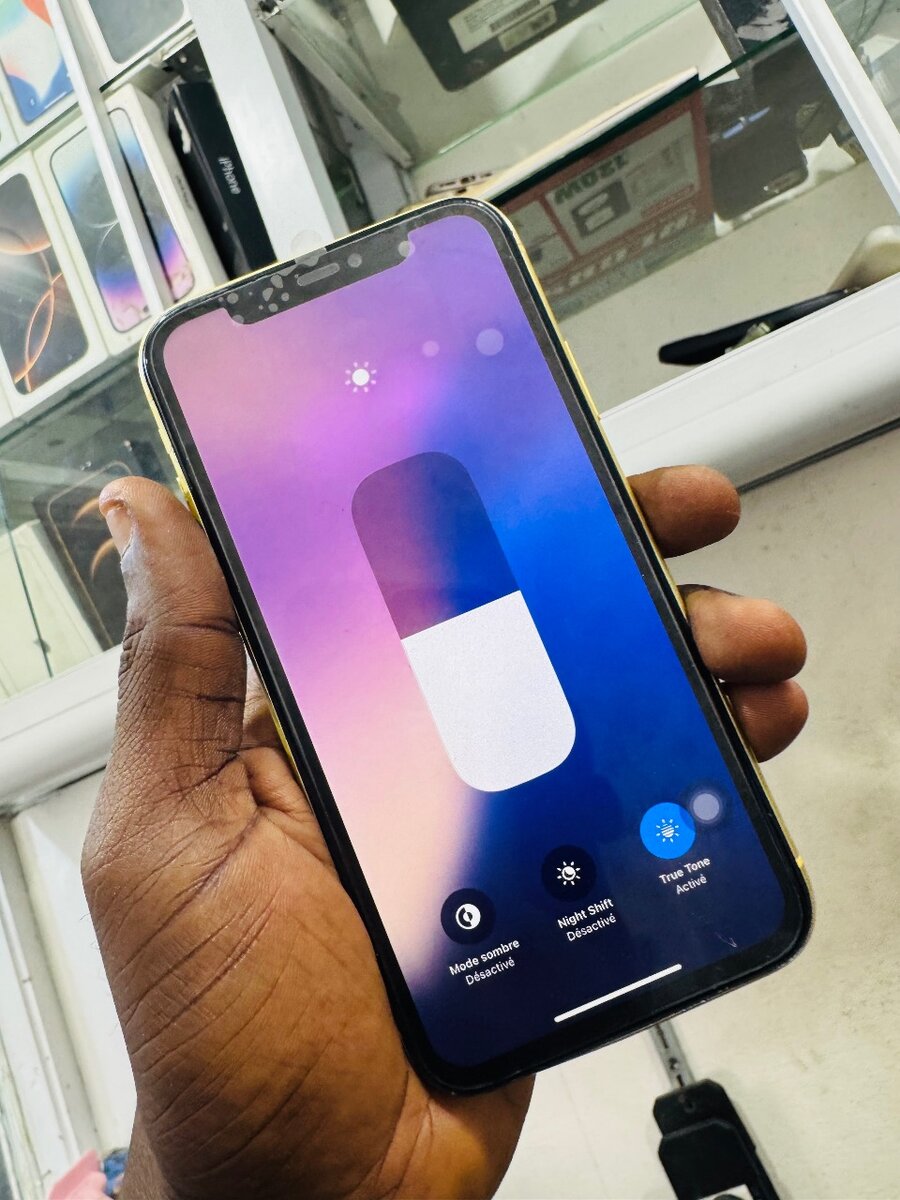 iPhone 11 Jaune 64giga sans ID