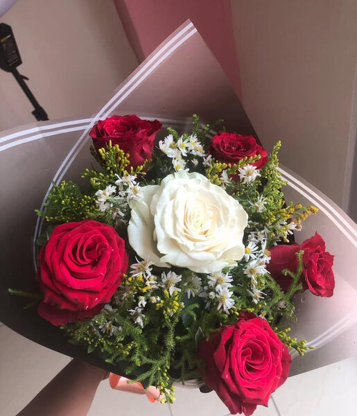 Bouquet de roses avec douceurs