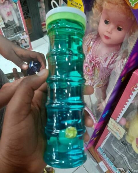 Bouteille d'eau colorée